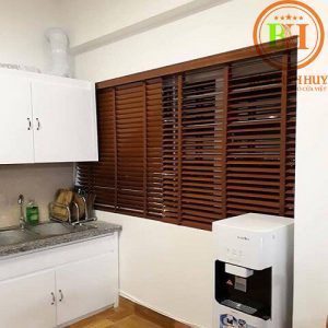 rèm gỗ không gian bếp